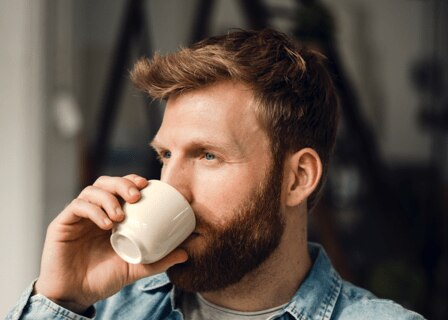 커피 마시는 남자